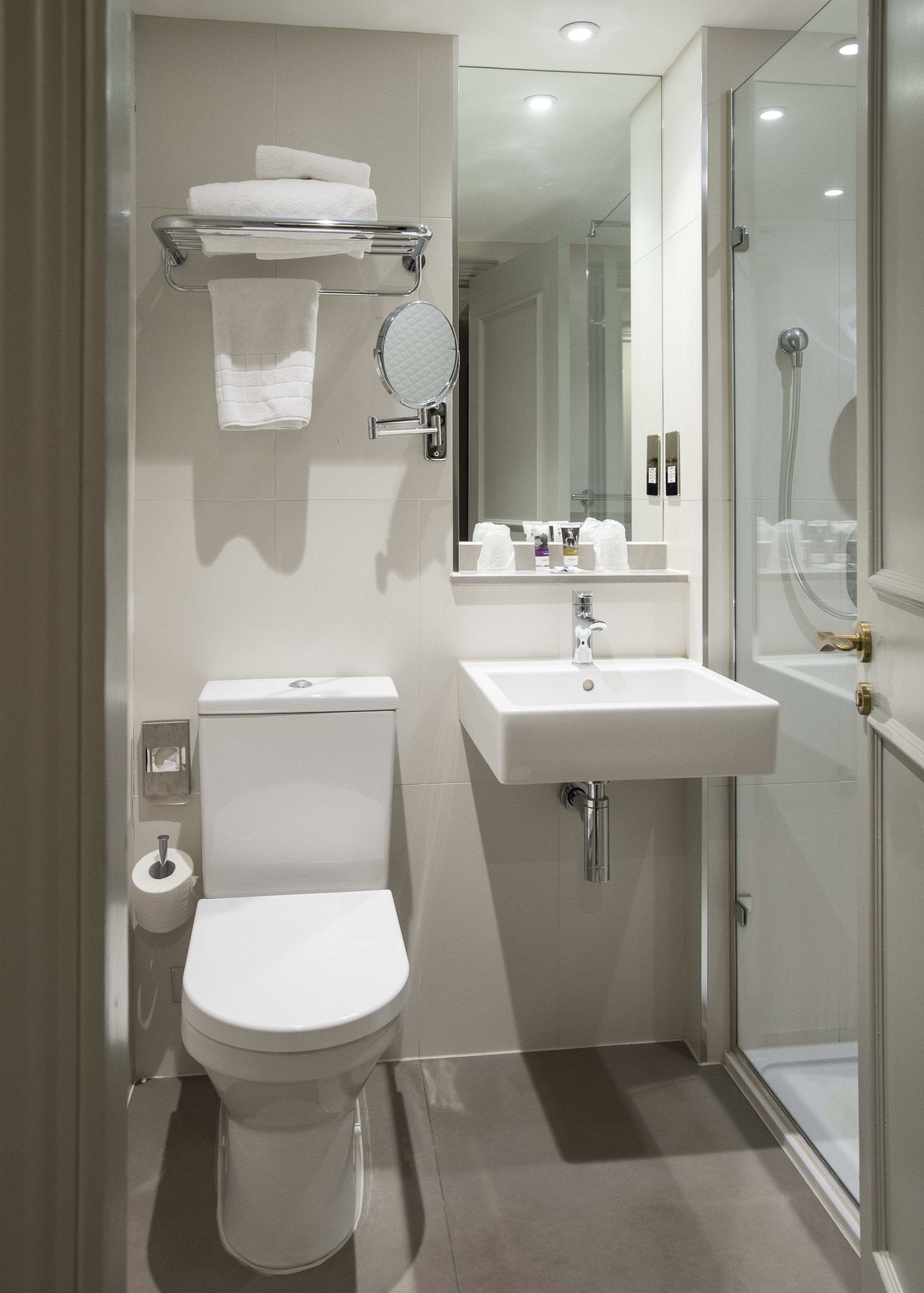 Bush Hotel Farnham 47/50