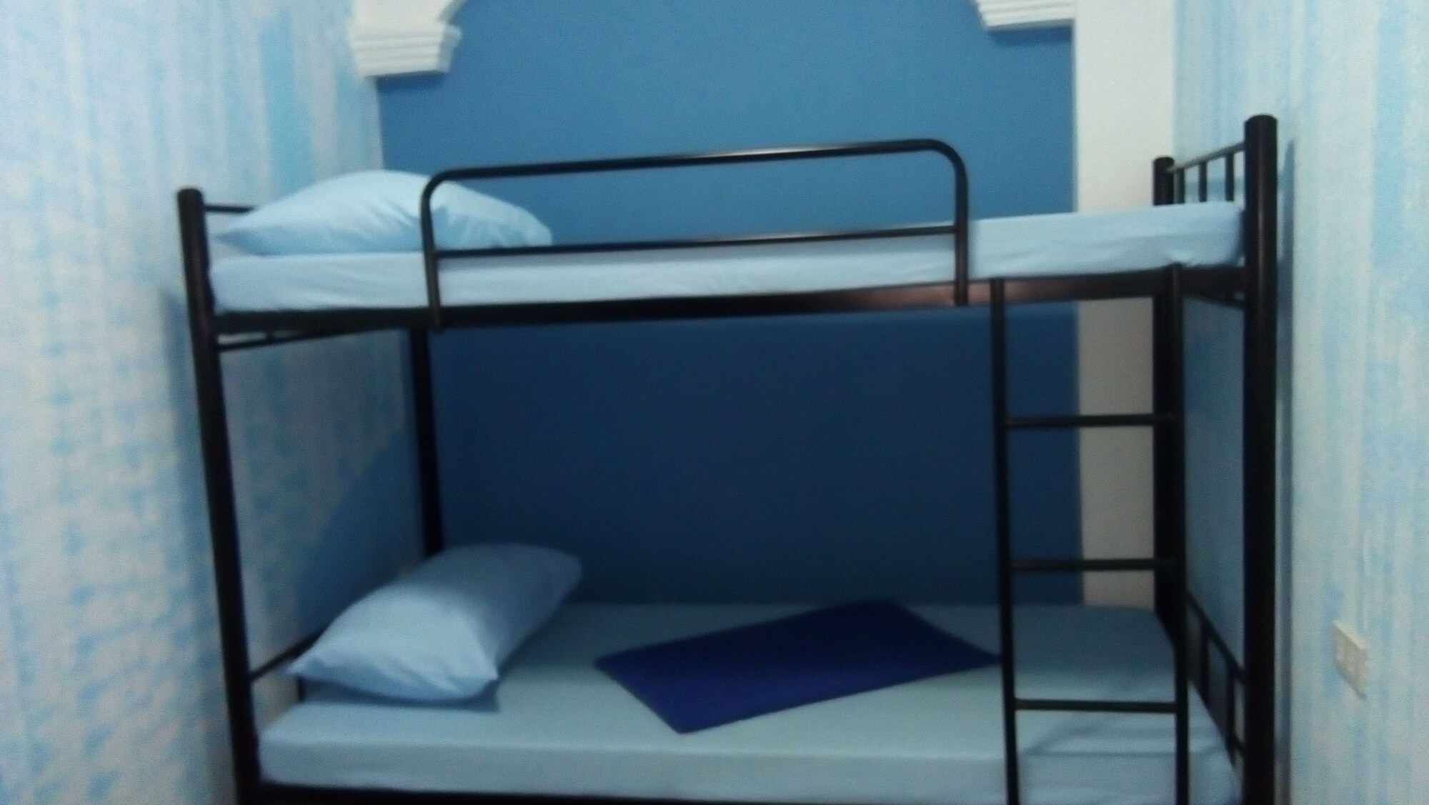 ROOM, SHARED BATHROOM