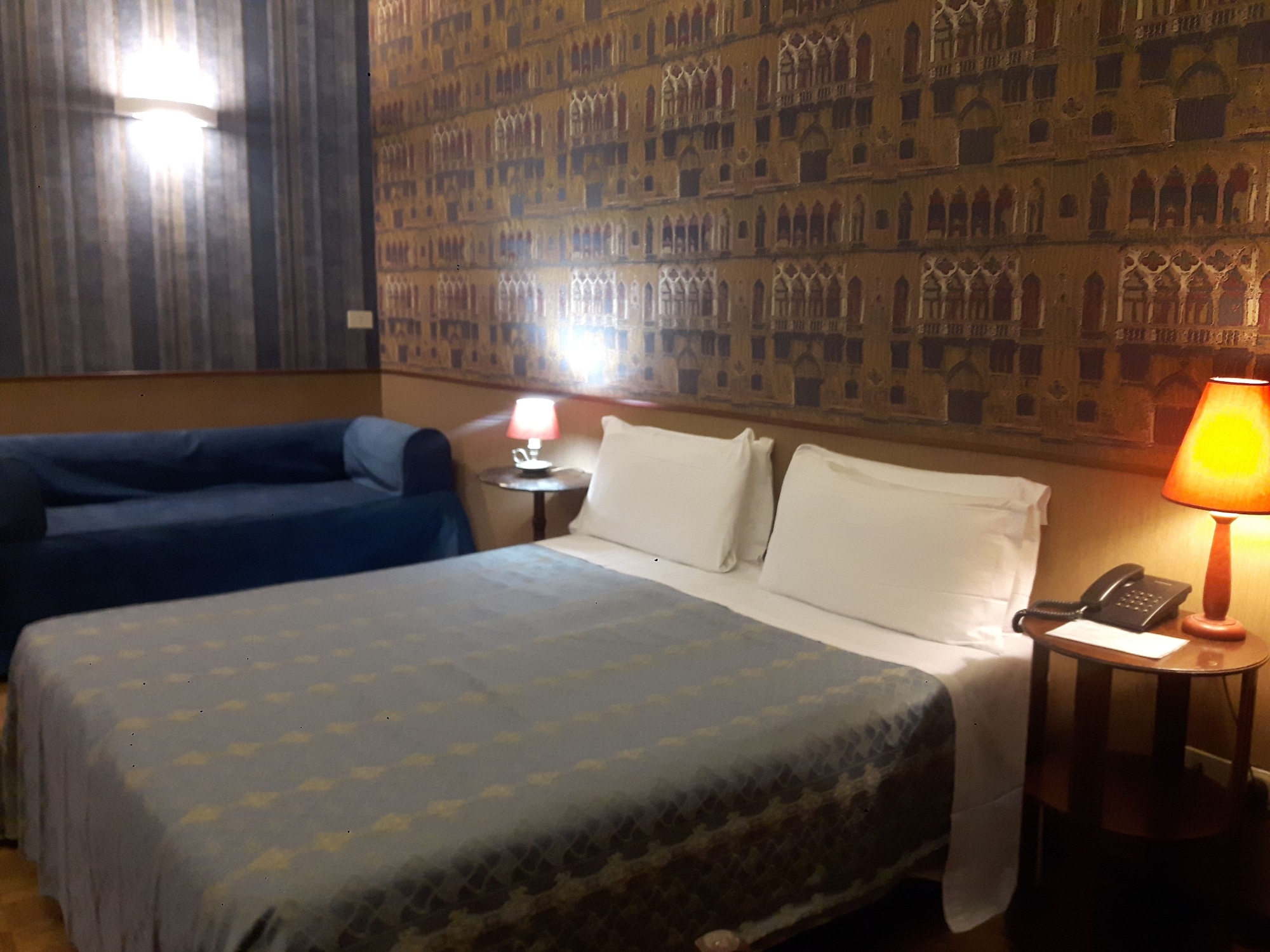 ROOM, QUADRUPLE