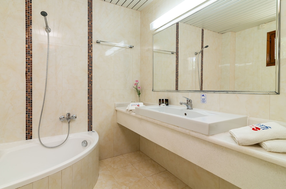 Porfi Beach Hotel 35/36