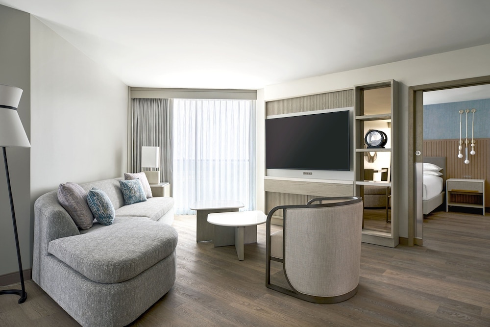 VEA Newport Beach, A Marriott Resort & Spa 23/27