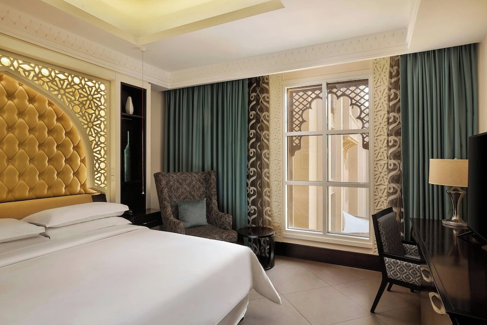 غرفة سوبيريور بسرير كينج بإطلالة على البحر بشرفة، Sheraton Sharjah Beach Resort Spa 2/6