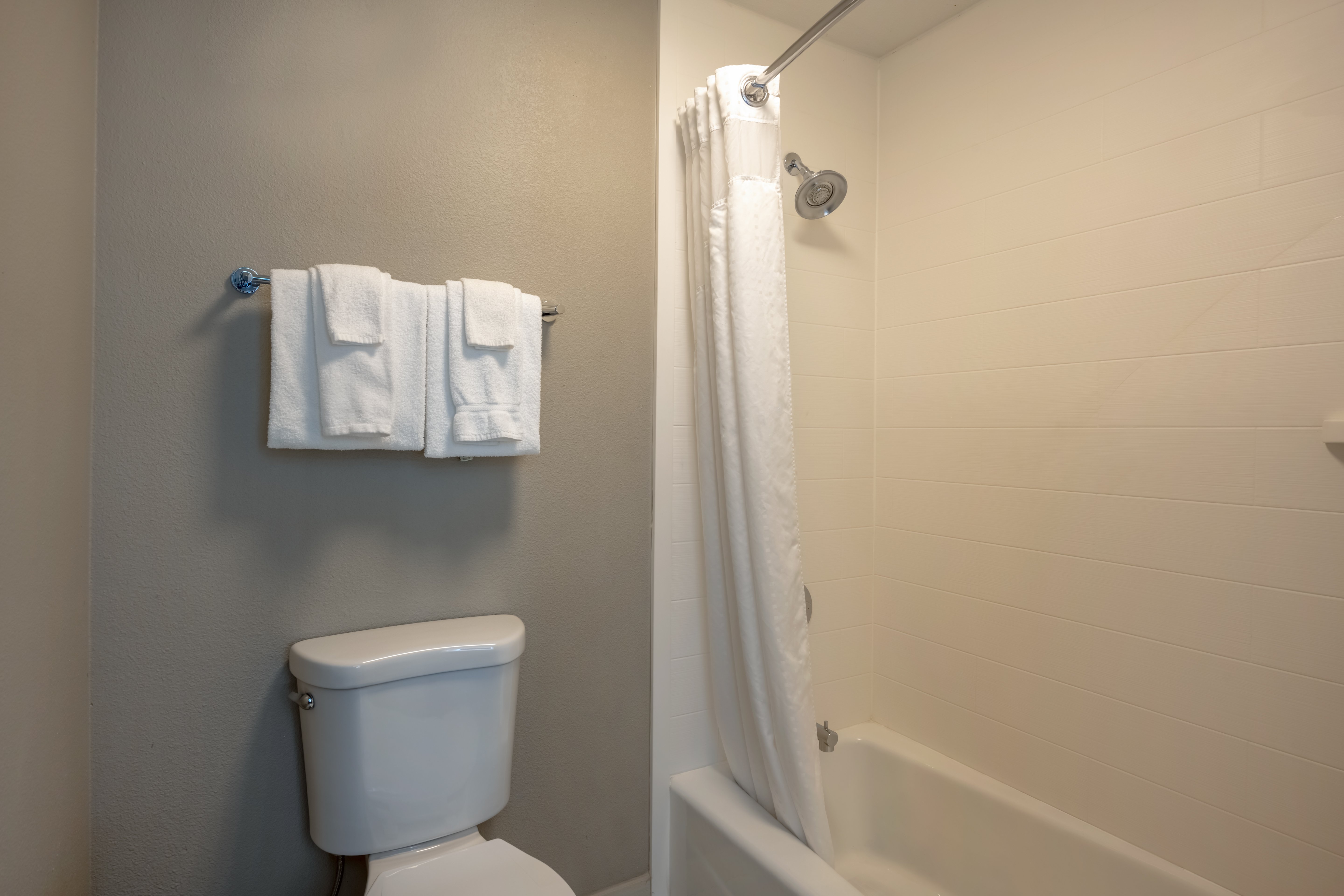 Holiday Inn Express Portland Se-Clackamas Area 50/50