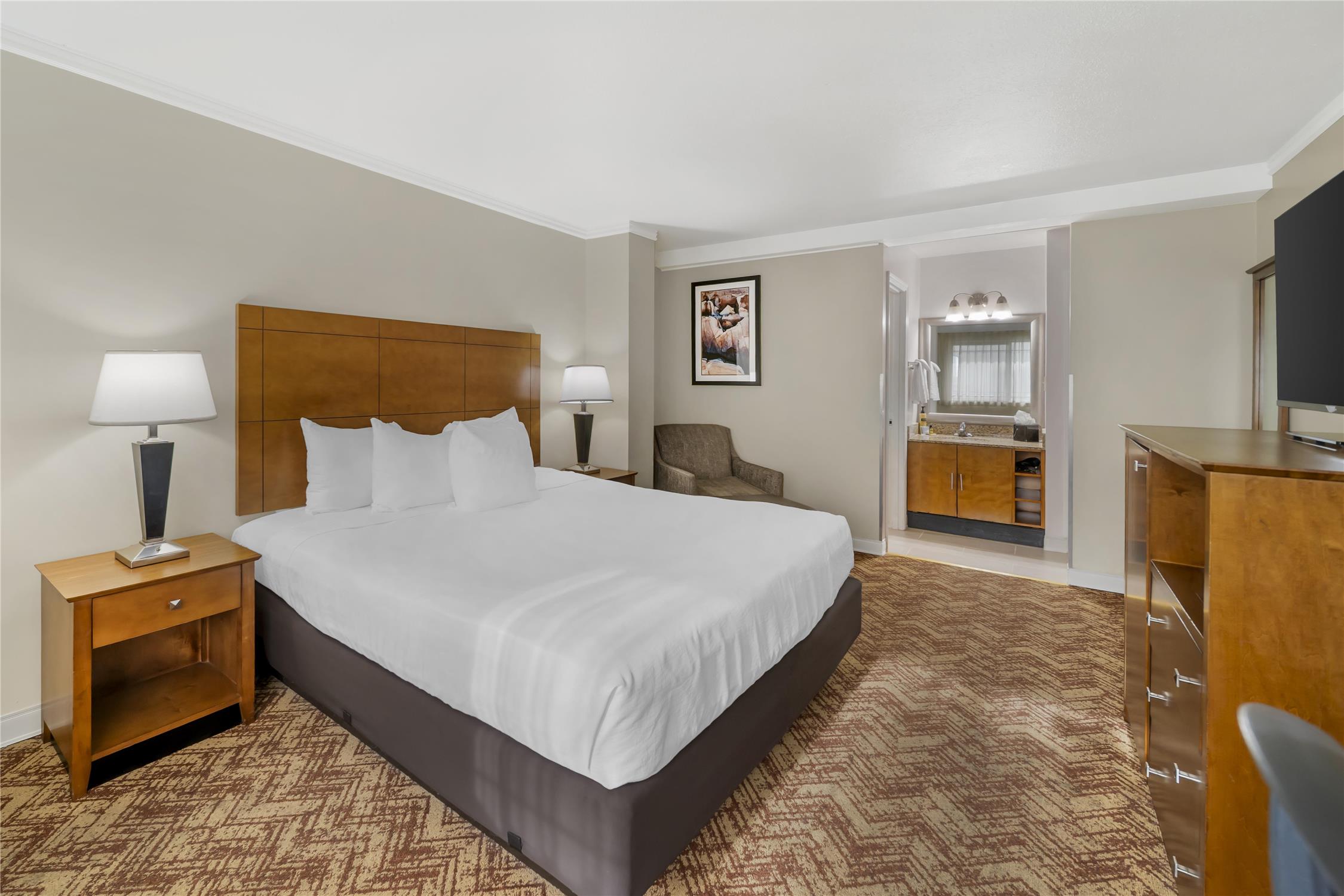 غرفة بسرير كينج، Best Western Plus Northwoods Inn 3/6