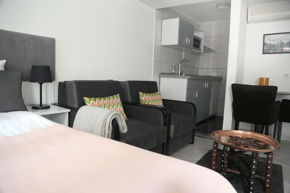 Babu Hotel 24/65