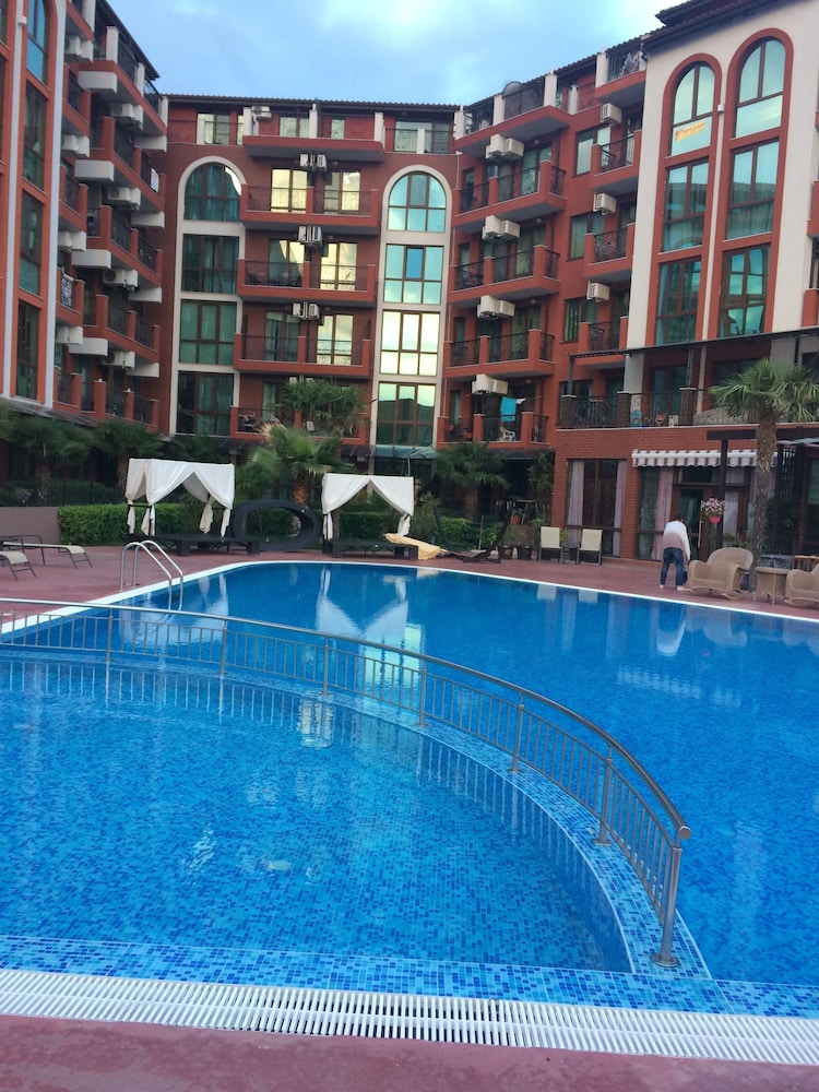 Chateau Del Marina Complex Apartments 6/20