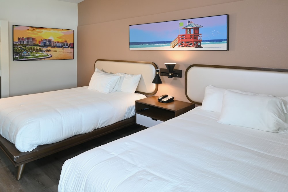 PREMIUM, 2 QUEEN BEDS, POOL VIEW, BALCONY OR PATIO