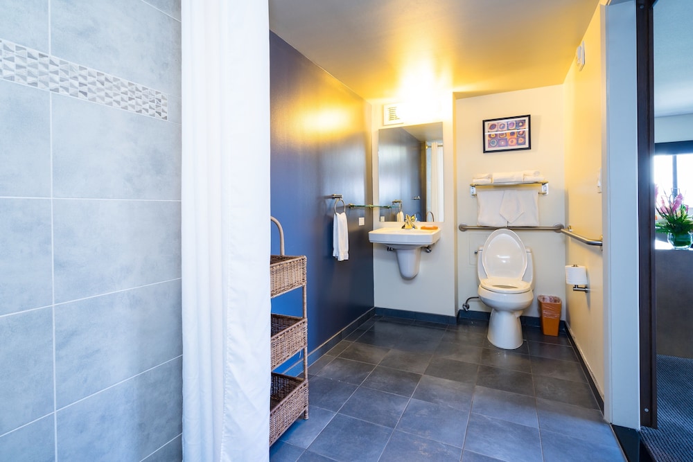 LIFESTYLE, JUNIOR SUITE, KING BED, OCEAN VIEW, SOFA, ACCESSIBLE