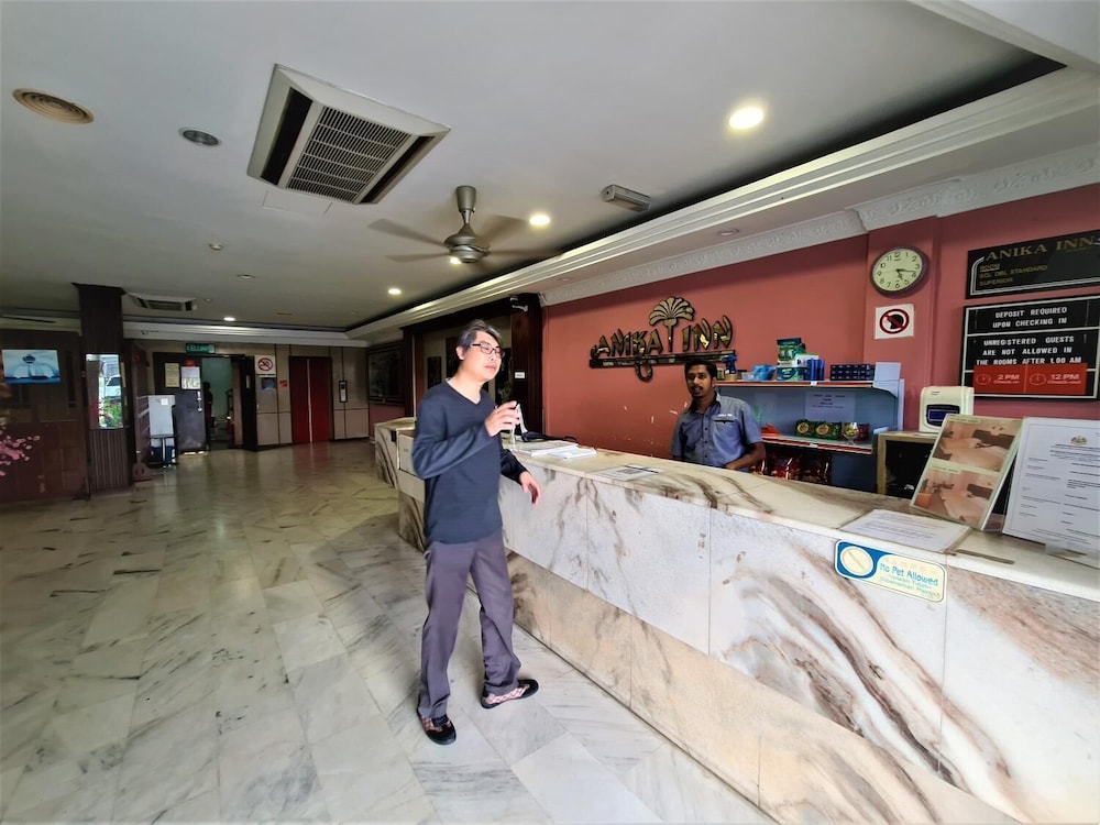 Anika Inn 3/44