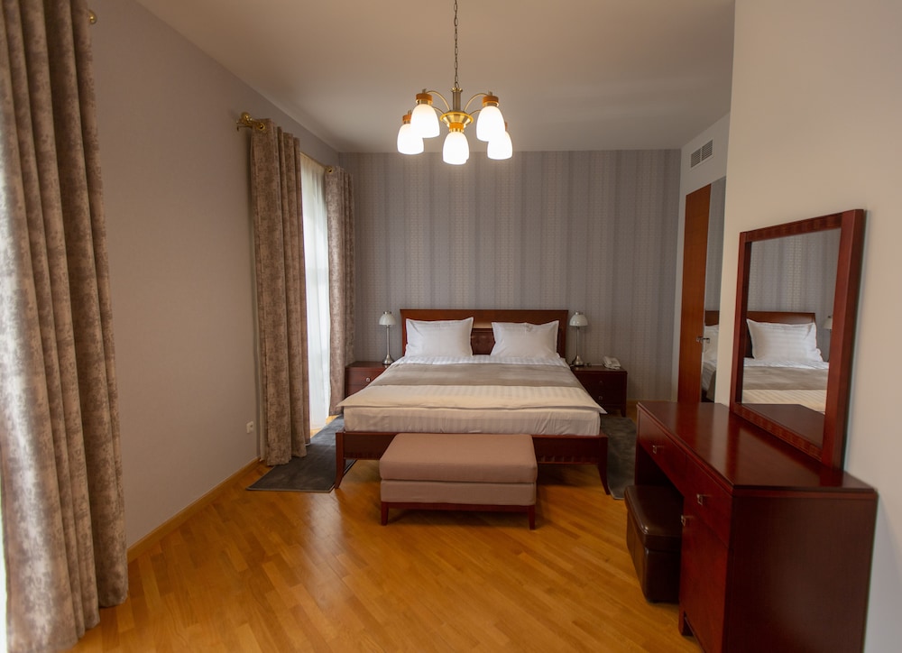 Latar Hotel Complex 25/67