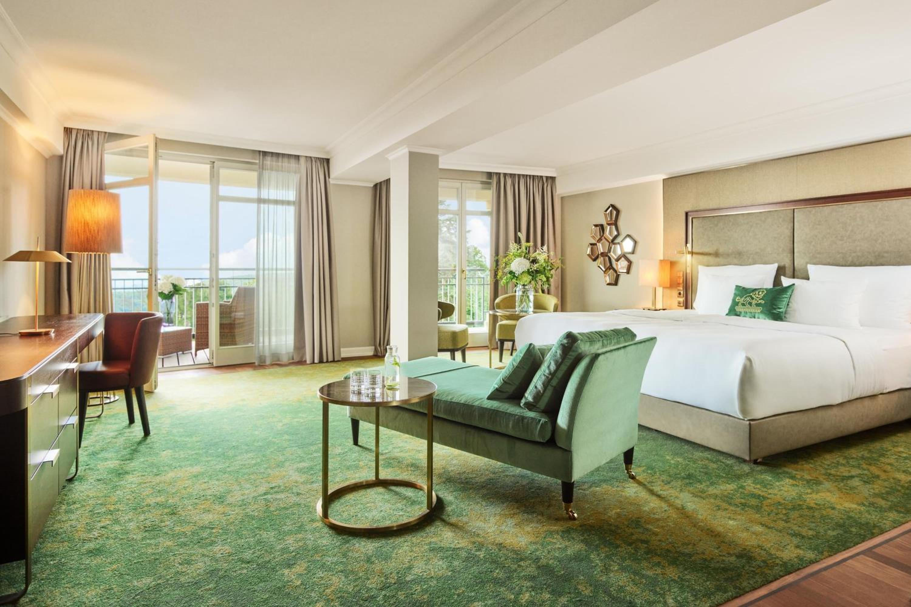 Guest Room, Deluxe, King Bed, Skyline View, Balcony