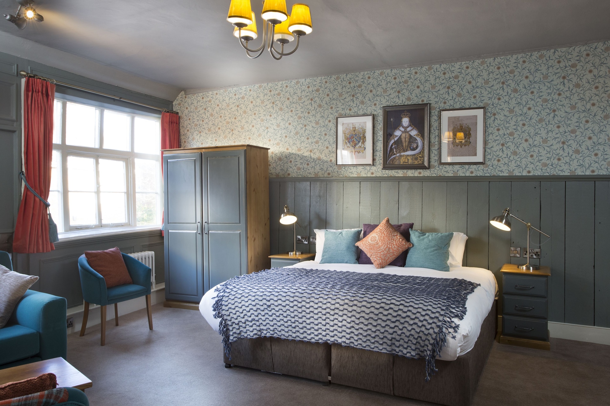Feature, Superior, Queen Bed, Sofa