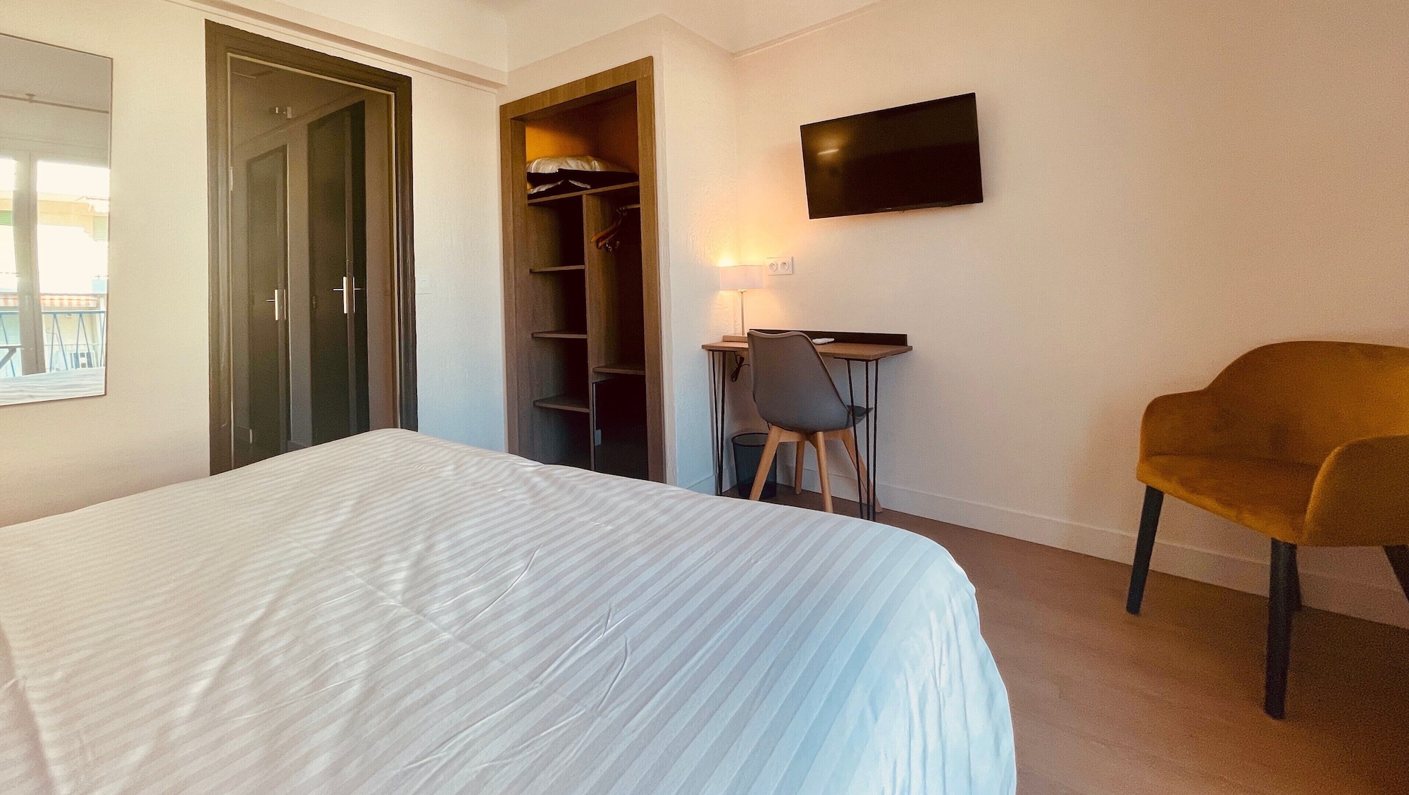 Room, Queen Bed, Side Sea View