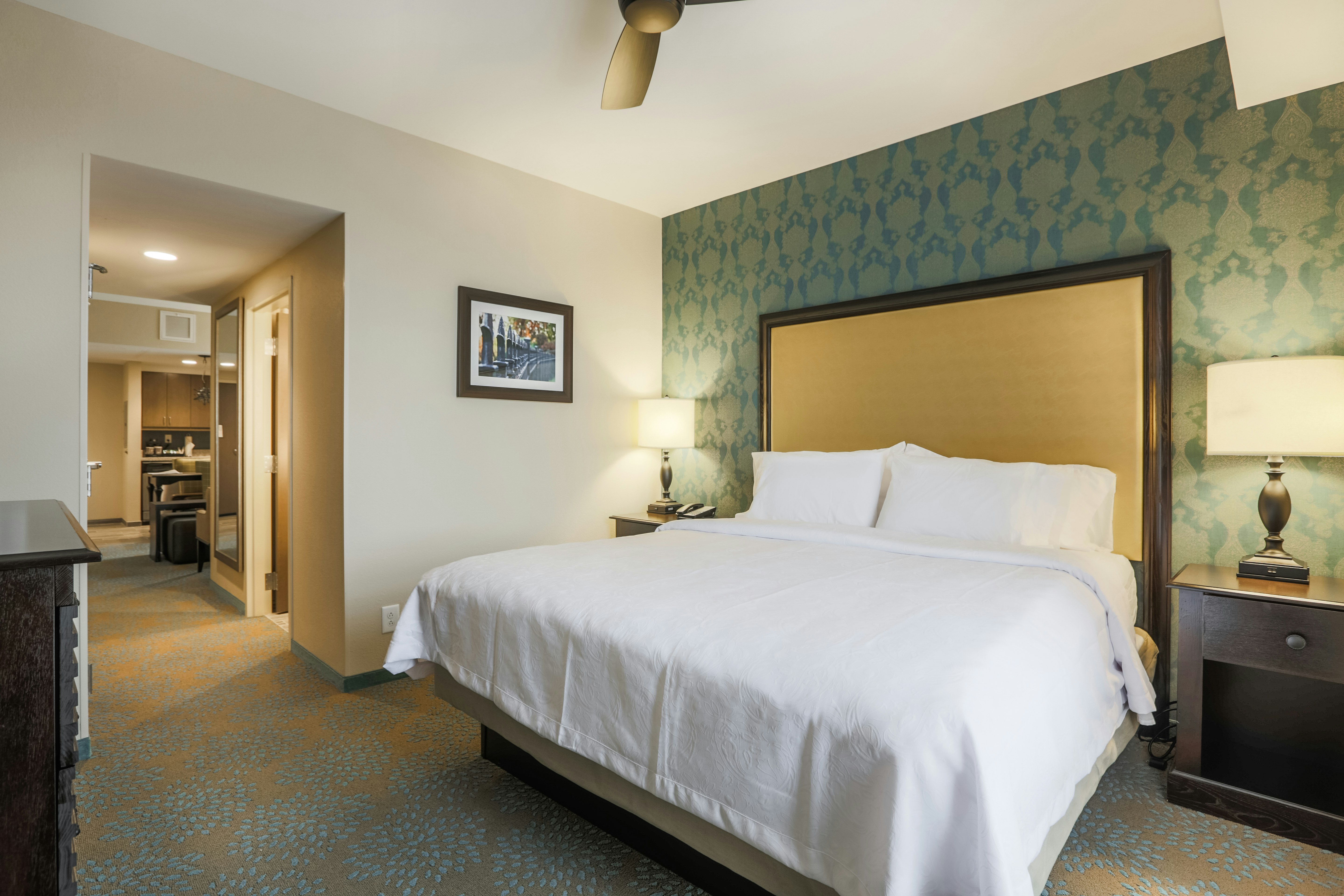 SUITE, KING BED