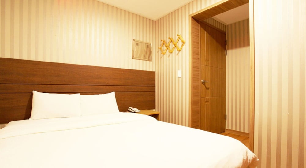 ROOM, DOUBLE BED