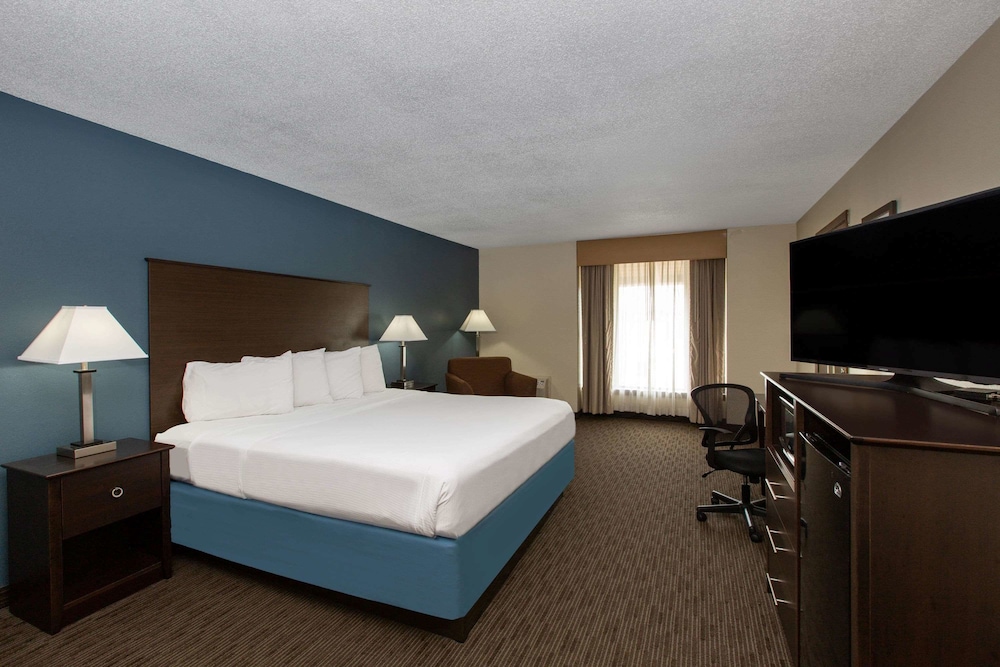 AmericInn by Wyndham La Crosse Riverfront Conference Center 18/45