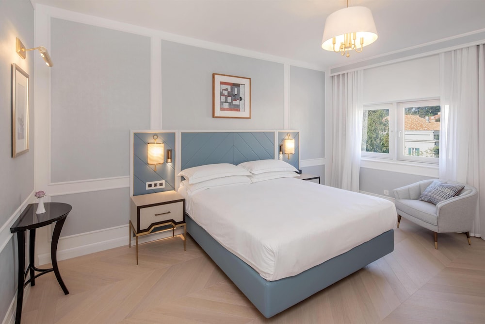DELUXE, SUITE, KING BED