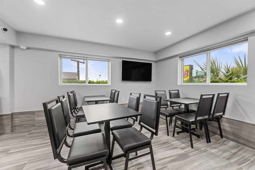 Days Inn & Suites by Wyndham Texas City 38/52