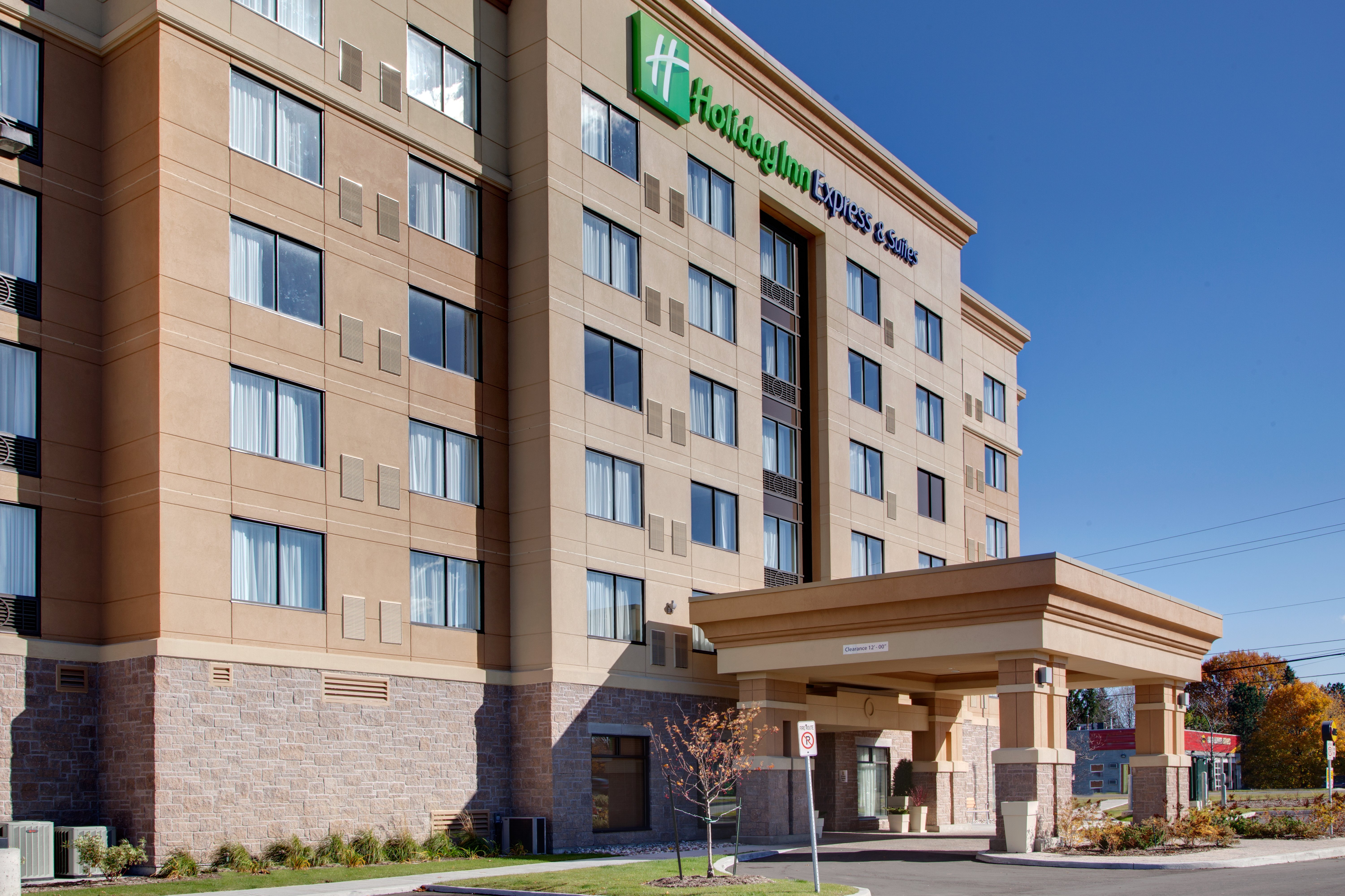 Holiday Inn Express Ottawa West Nepean 28/32