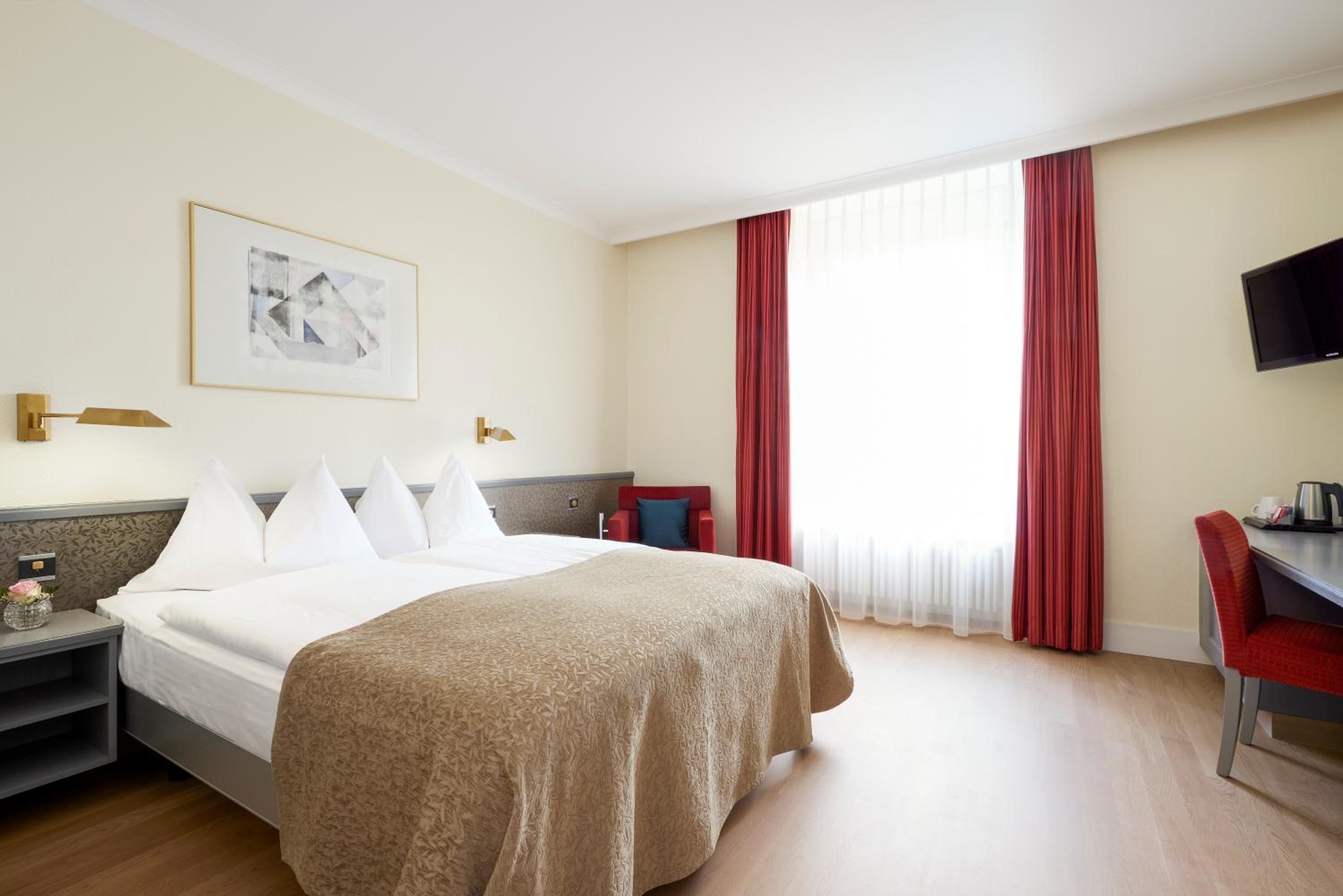 Superior, King Bed, Queen Bed, Mountain View, No Balcony