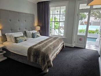 Luxury, King and Twin Beds, Pool View
