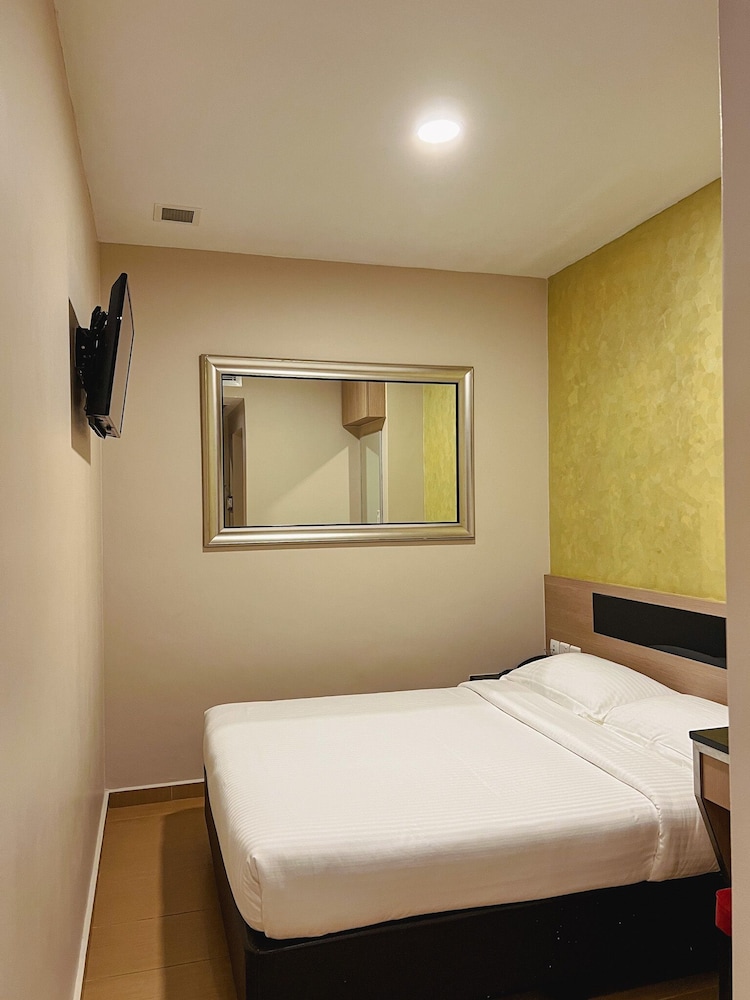 STANDARD, DOUBLE OR TWIN BED, NO WINDOW