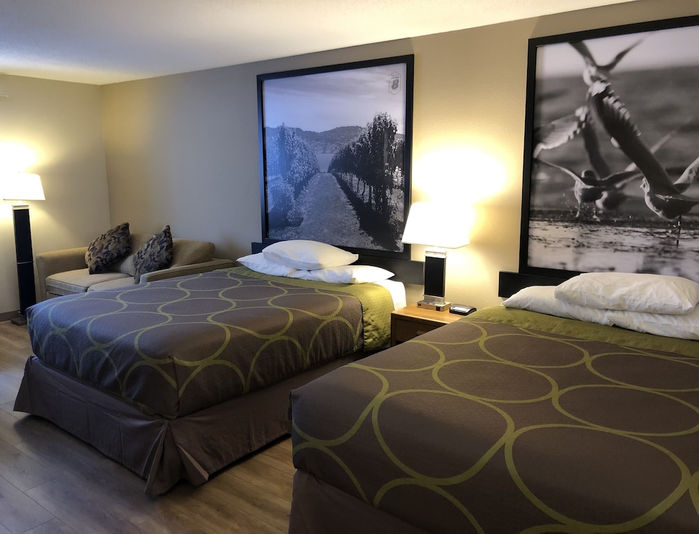 Super 8 by Wyndham Salmon Arm 4/35