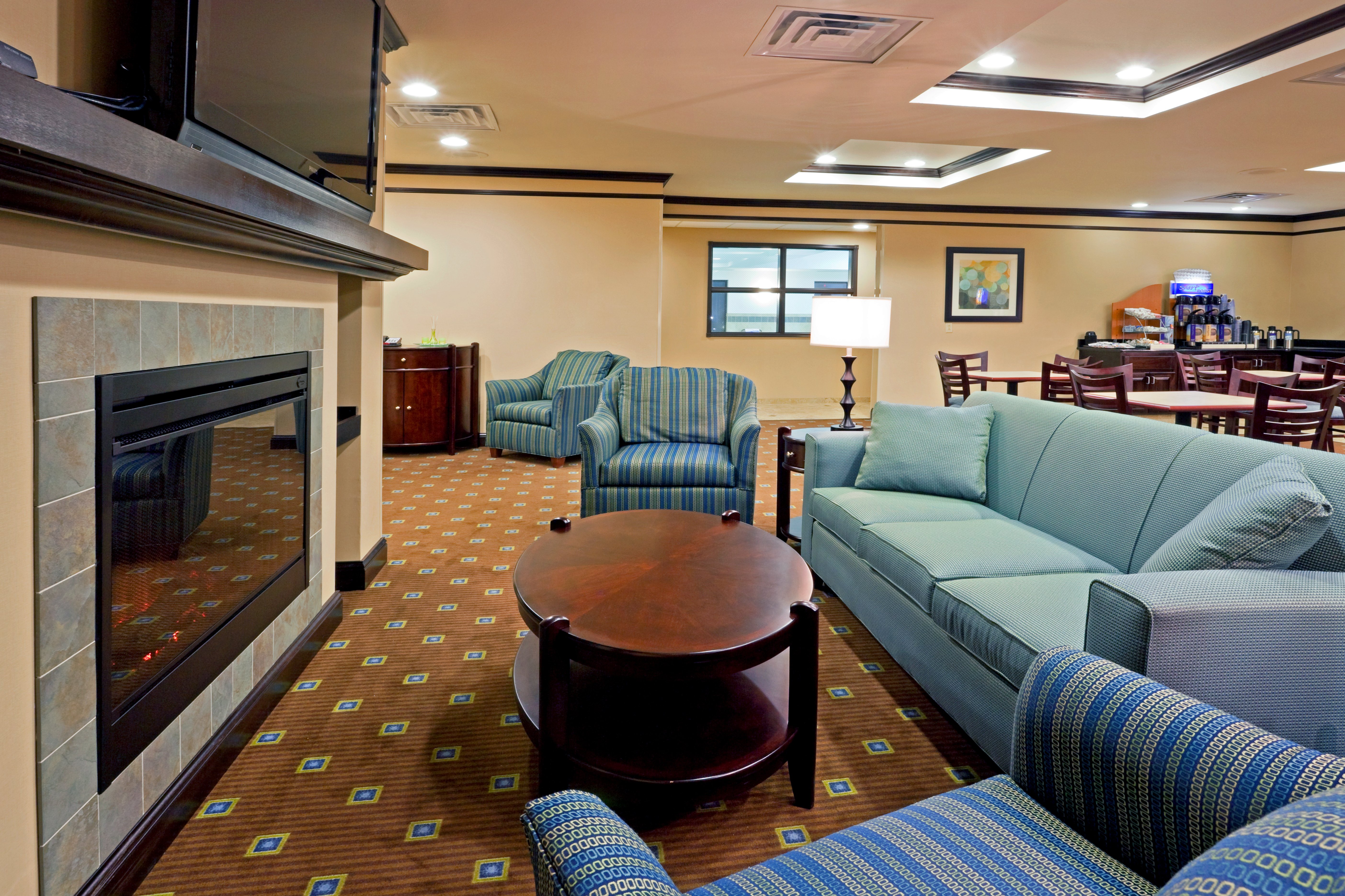 Holiday Inn Express & Suites Syracuse North - Airport Area 42/68