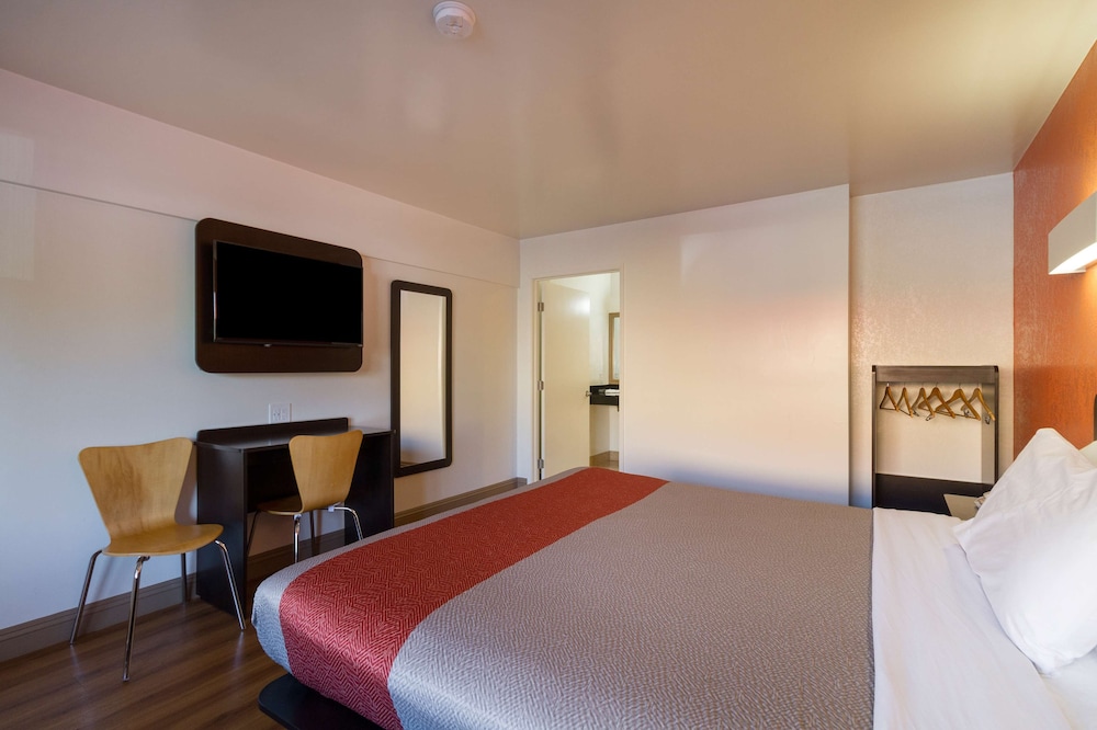 Motel6 Claremont, CA 32/54