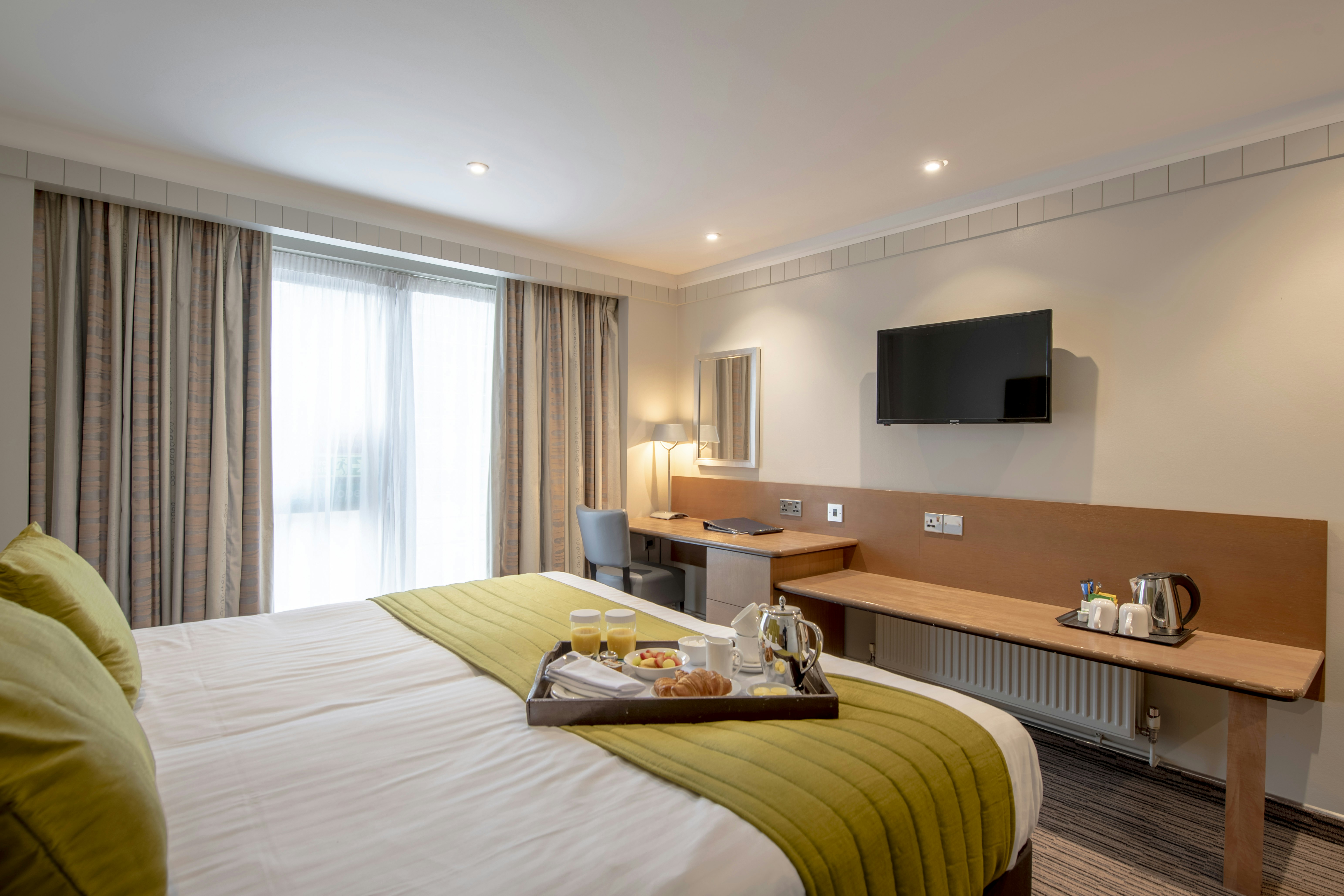 Hogs Back Hotel And Spa 7/26