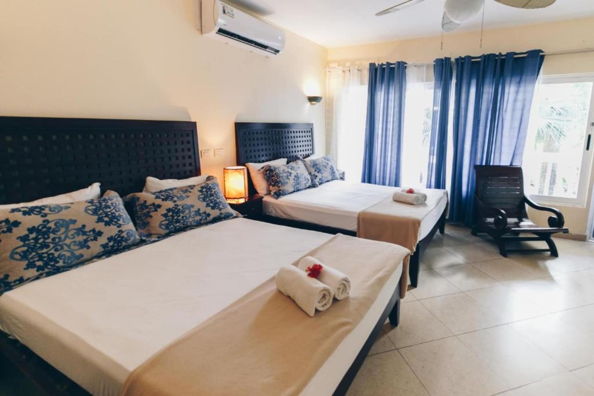 غرفة ديلوكس بسريرين كوين بشرفة بإطلالة جزئية على البحر، Hotel Santa Teresa 7/10
