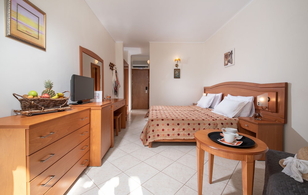 Porfi Beach Hotel 17/36