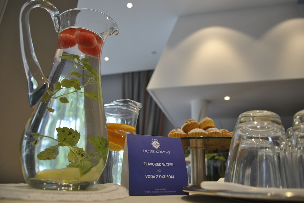 Hotel Kompas 16/48