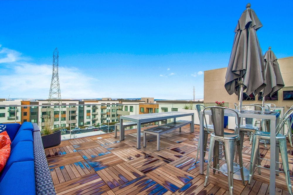 Global Luxury Suites in Menlo Park 45/50