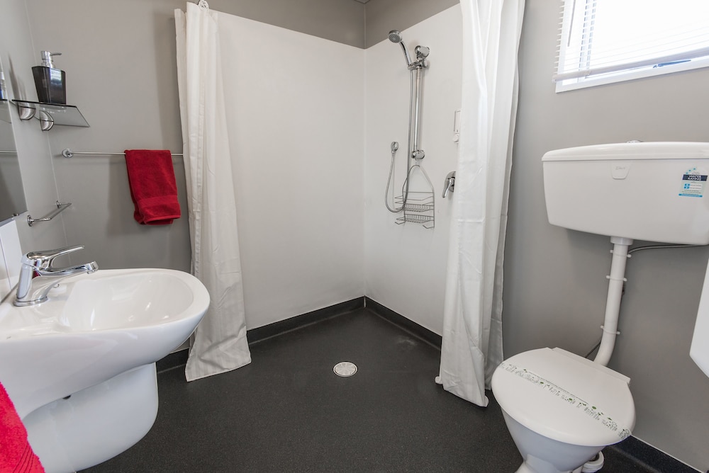 Manuka Crescent Motel 56/63