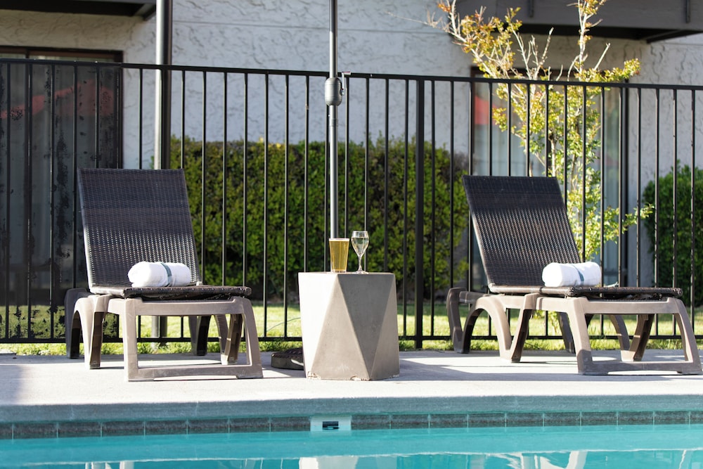Oxnard Inn Lancaster, CA 52/59