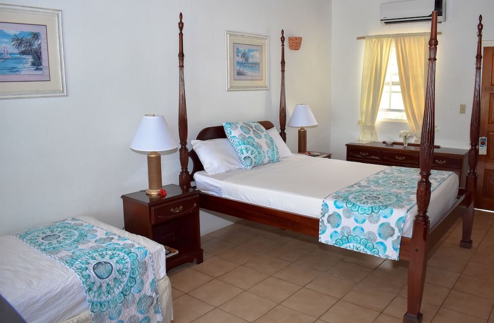 Catamaran Hotel Marina 25/61