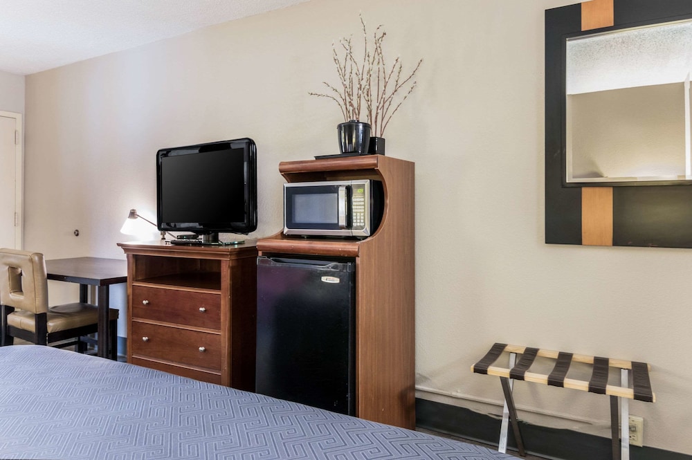 Econo Lodge Gainesville Downtown Area 31/33
