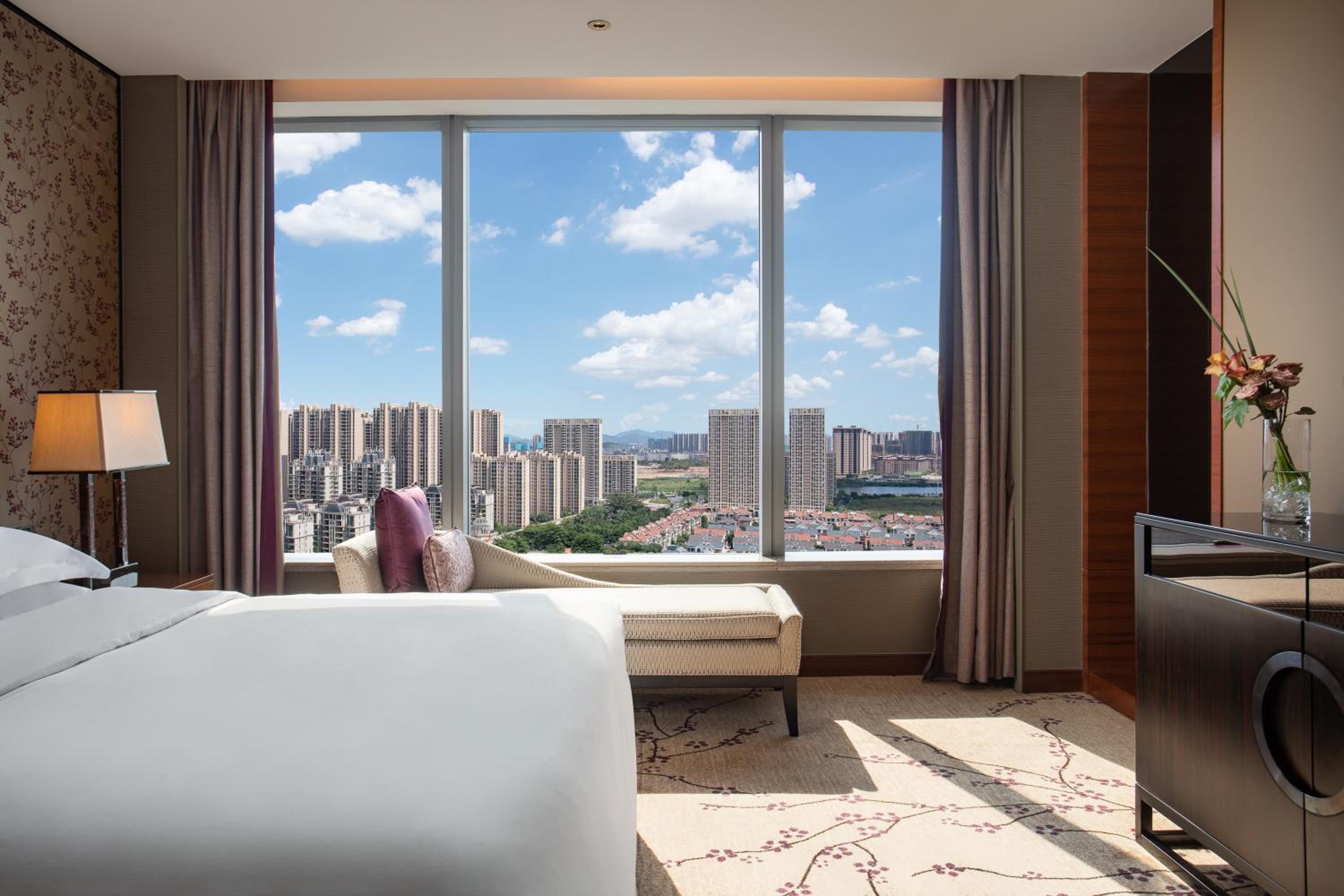جناح بسرير كينج بغرفة نوم واحدة مع دخول الصالة، Crowne Plaza Huizhou 2/6