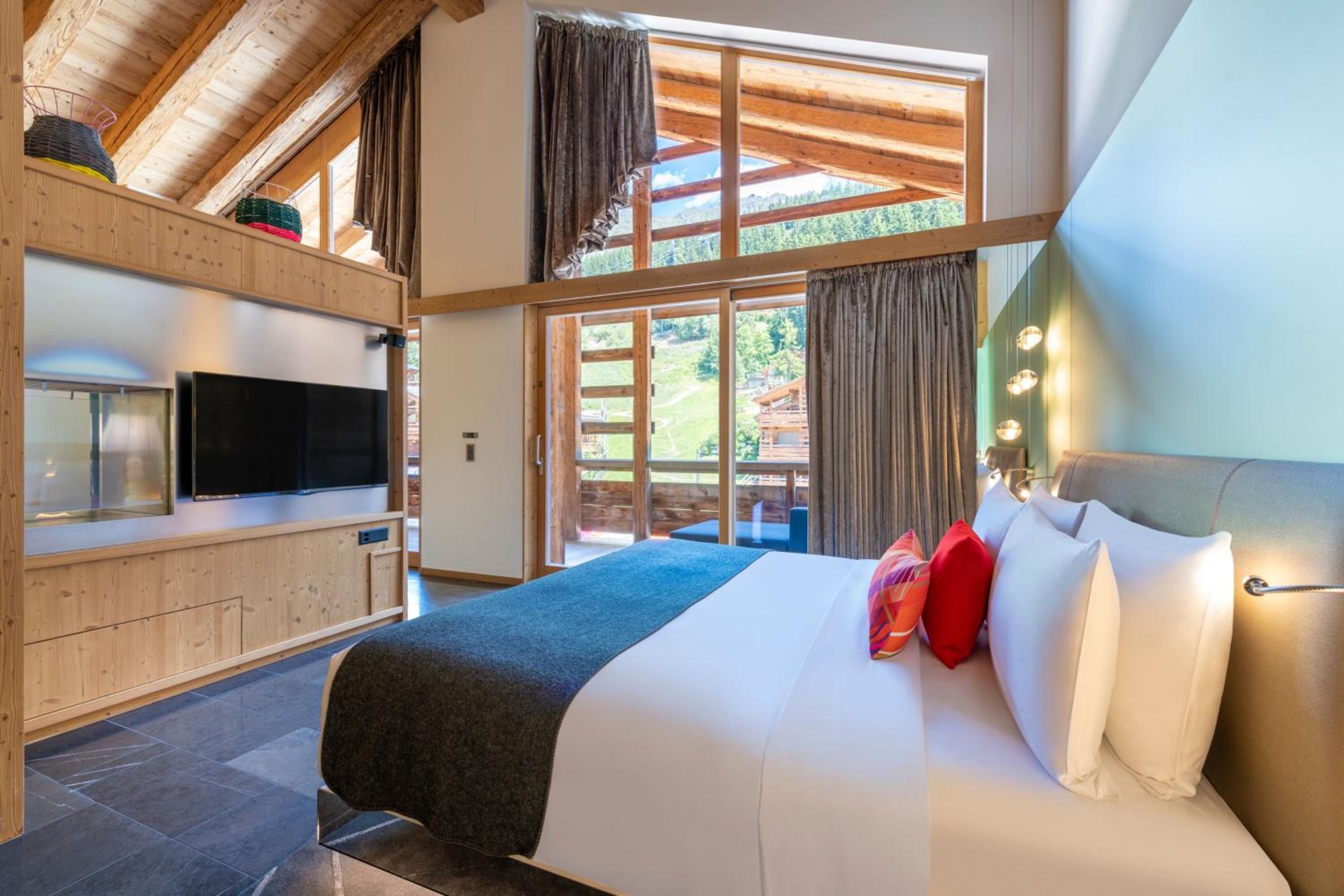 Bi Level, Supreme, Suite, King Bed, Mountain View, Sofa