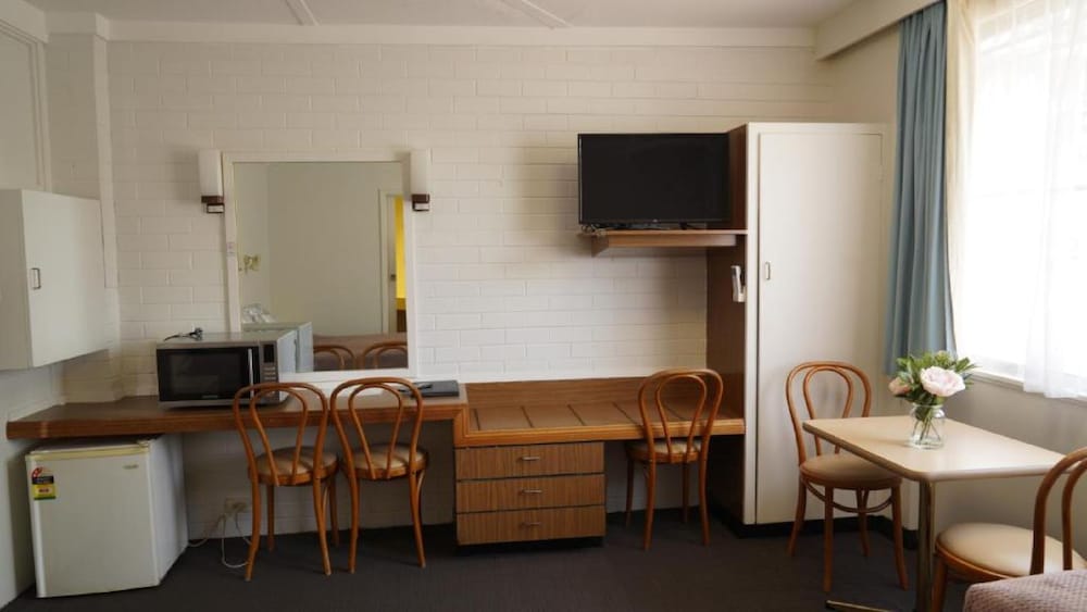 Country Motor Inn 32/36