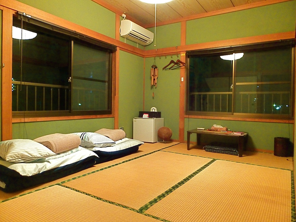 BASIC, TWIN BEDS, SHARED BATHROOM
