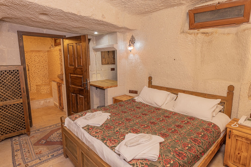 Zeus Cave Suites 10/50