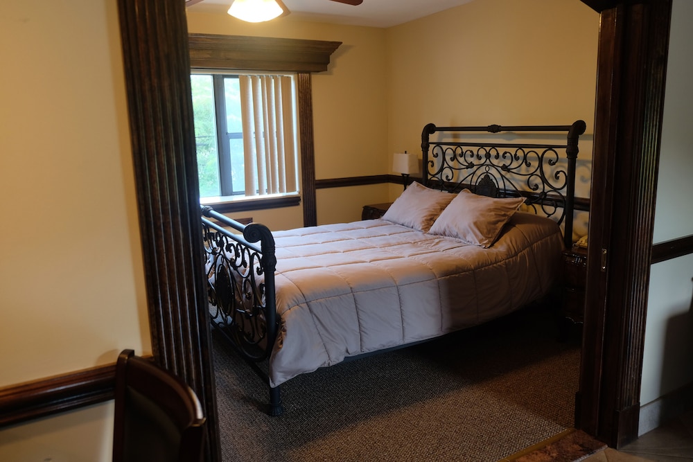 Chalet Inn & Suites Centerport 14/45