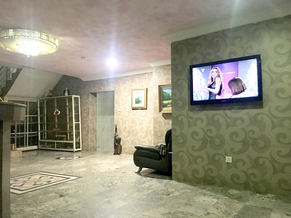 HOME INN HOTEL AND SUITES 25/33
