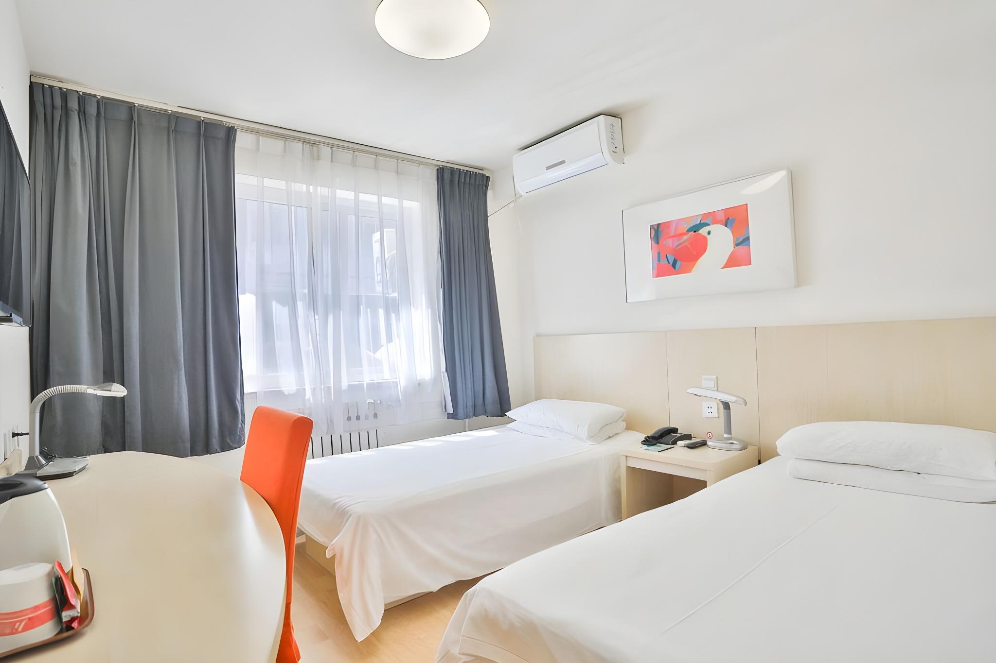 ROOM, DOUBLE BED