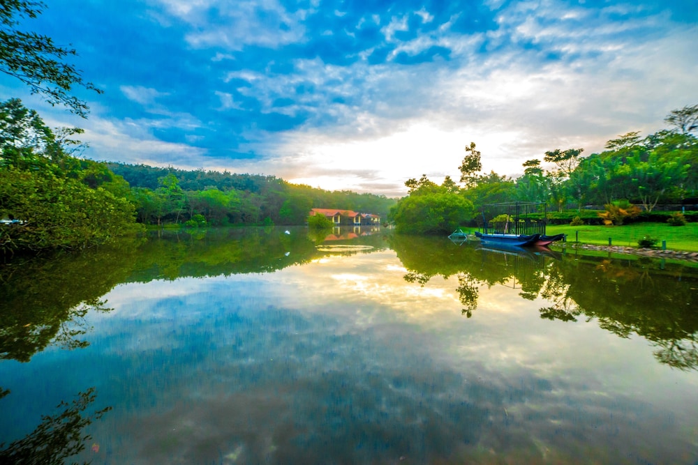 Lake Serenity Boutique Hotel 33/45