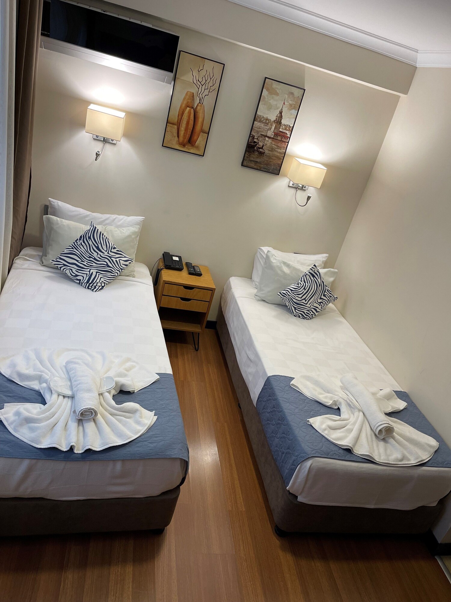 ROOM, TWIN BEDS