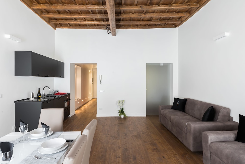 A World Aparts - 104 Frattina