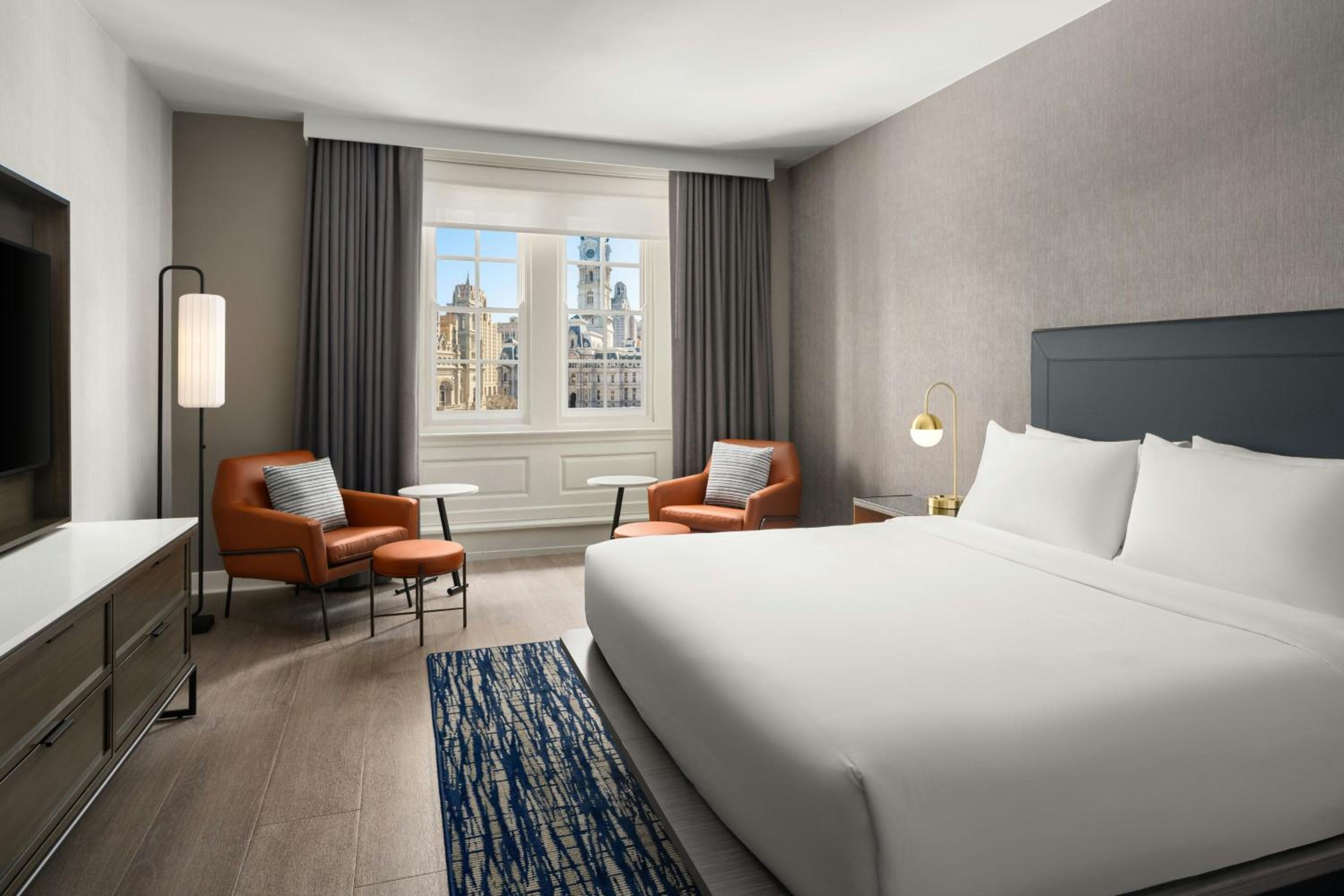 1 Bedroom, Suite, King Bed, Atrium View, Sofa, Accessible